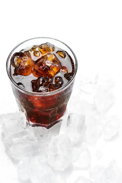 白底有很多冰块的冷冰冰的可乐 — 图库照片