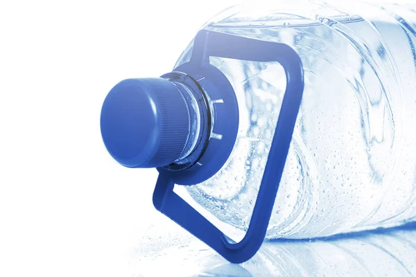 Stor Blå Flaska Kallt Mineralvatten Vit Bakgrund — Stockfoto