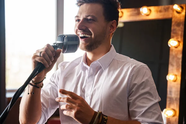 Mladý Usměvavý Vousatý Muž Zpívá Doma Mikrofonu — Stock fotografie