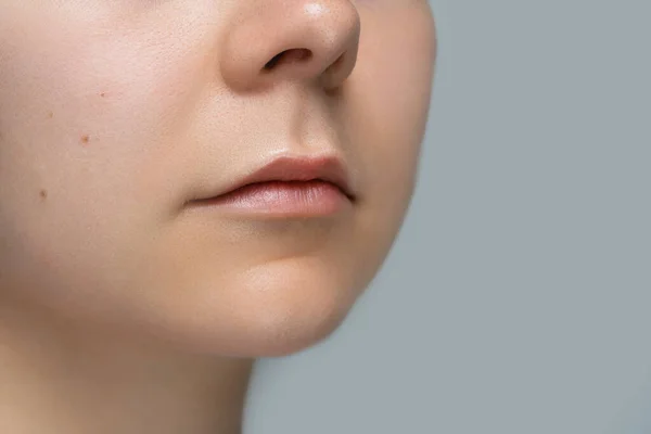 Close Lábios Femininos Naturais Sem Maquiagem — Fotografia de Stock