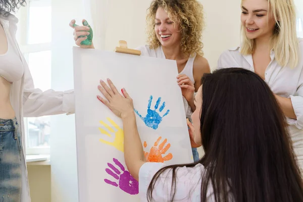 一群年轻女性用她们的手掌用彩色彩虹色创作现代艺术品来支持Lgbt社区 — 图库照片