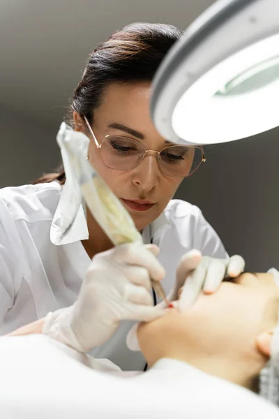 Professional Permanent Makeup Artist Her Client Lip Blushing Procedure — Stock Photo, Image