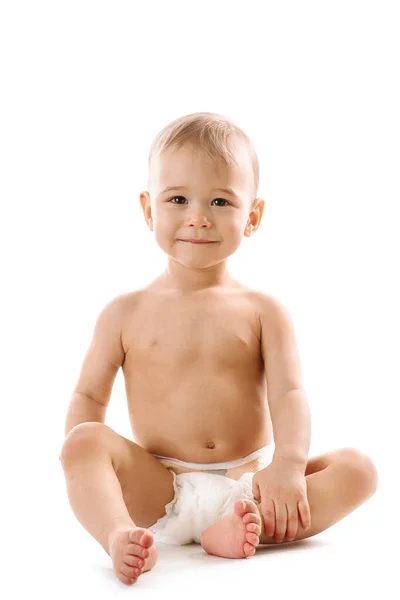 穿着尿布的健康可爱的小男孩坐在白色的背景上 微笑着 — 图库照片