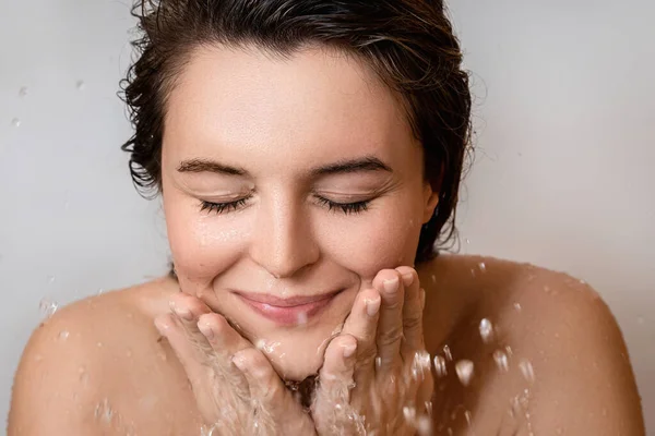 Porträtt Ung Kvinna Som Tvättar Ansiktet Med Rent Vatten — Stockfoto