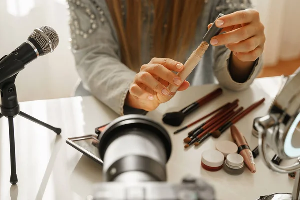 Sıvı Kapatıcıyla Kadın Ellerinin Yakınlaştırılması Kadın Güzellik Blogcusu Kozmetik Ürünlerinin — Stok fotoğraf