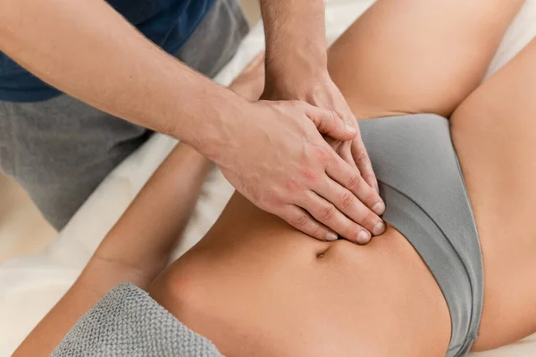 Fechar Mãos Massagista Durante Massagem Estomacal Para Sua Cliente Mulher — Fotografia de Stock