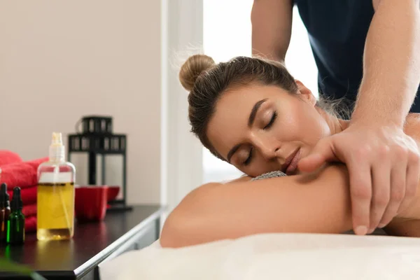 Masseur Man Gör Ryggmassage För Sin Klient Professionell Massage Klinik — Stockfoto