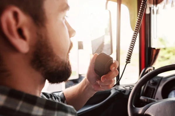 Mężczyzna Ciężarówka Kierowca Mówi Przez Radio System Jego Pojazd — Zdjęcie stockowe