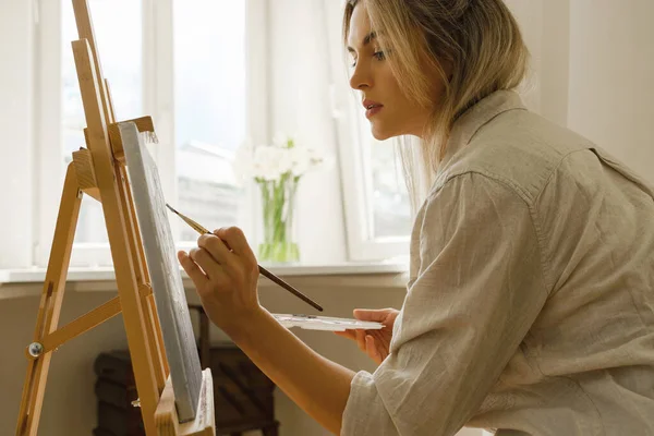 Νεαρή Γυναίκα Καλλιτέχνης Ζωγραφική Καμβά Στο Καβαλέτο Στο Σπίτι Στούντιο — Φωτογραφία Αρχείου