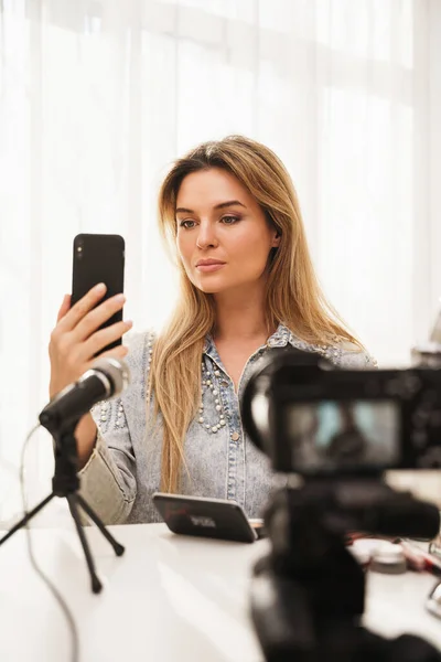 Beauty Bloggerin Macht Selfie Während Videoaufnahme Für Ihre Follower — Stockfoto