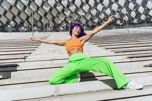 Dançarina Mulher Ativa Vestindo Roupas Esportivas Coloridas Realizando Rua Durante — Fotografia de Stock