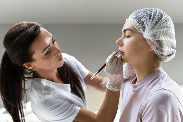 Professional Permanent Makeup Artist Her Client Lip Blushing Procedure — Stock Photo, Image