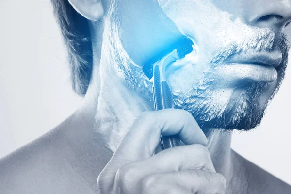 Young Man Using Sharp Safety Razor Shaving Routine Monochromatic Blue — Stock Photo, Image