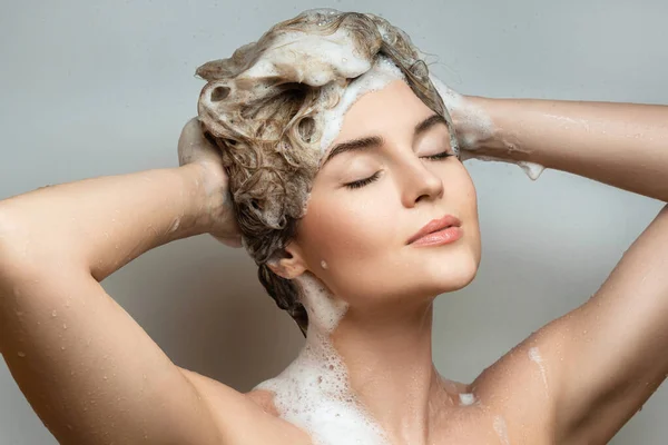 Porträtt Ung Vacker Kvinna Tvättar Håret Med Ett Schampo — Stockfoto