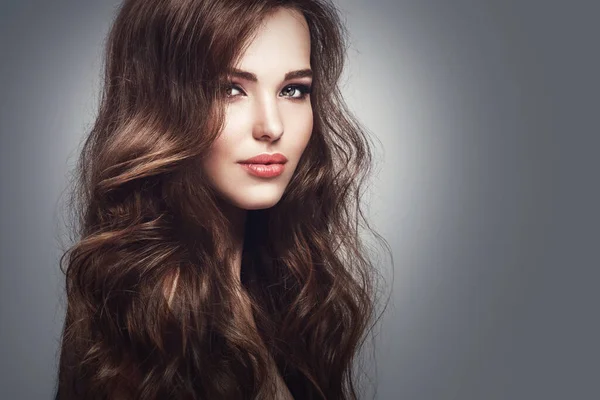 長い波状の髪を持つ美しい若い女性の肖像 — ストック写真