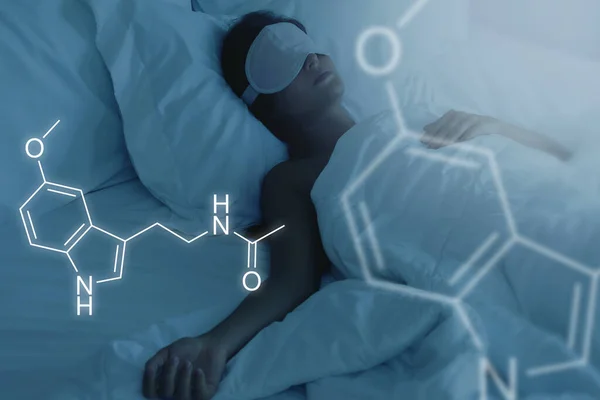 Μελατονίνη Σκελετική Φόρμουλα Και Κοιμάται Γυναίκα Κατά Διάρκεια Της Νύχτας — Φωτογραφία Αρχείου