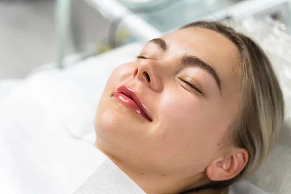 Lycklig Kvinna Efter Permanent Makeup Läpp Rodnad Förfarande — Stockfoto