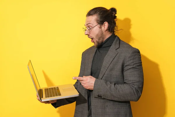 Überraschter Bärtiger Mann Mit Brille Zeigt Auf Laptop Bildschirm Auf — Stockfoto