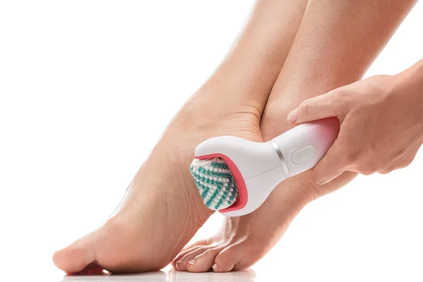Nahaufnahme Weiblicher Füße Und Elektrischer Fußwäscher Oder Massagegerät Auf Weißem — Stockfoto