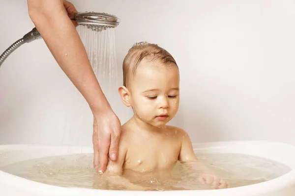 妈妈在给她可爱的小儿子洗热水澡 — 图库照片