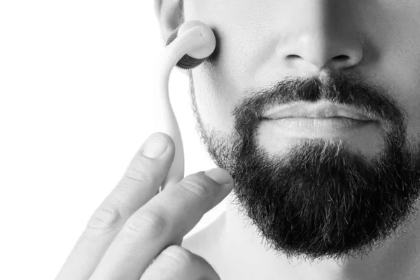 Hombre Usando Rodillo Meso Para Mejor Crecimiento Barba Sobre Fondo —  Fotos de Stock