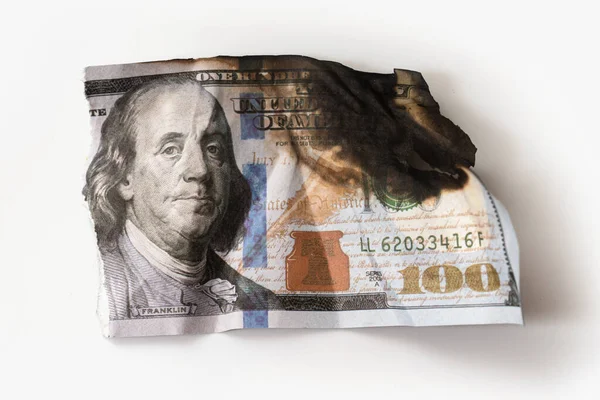 Tiro Perto Uma Nota Cem Dólares Rasgada Queimada Conceito Crise — Fotografia de Stock