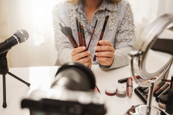 Mujer Blogger Belleza Con Pinceles Maquillaje Grabando Video Para Sus — Foto de Stock