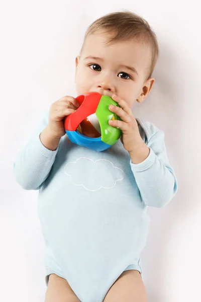 Adorabile Bambino Pagliaccetto Sta Mentendo Giocando Con Giocattolo Plastica Mettendolo — Foto Stock
