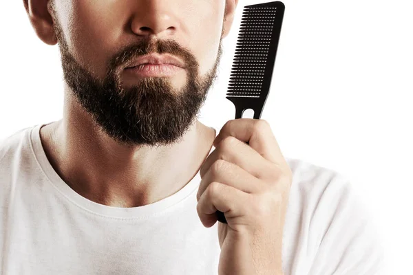 Uomo Pettinando Sua Spessa Barba Sfondo Bianco — Foto Stock