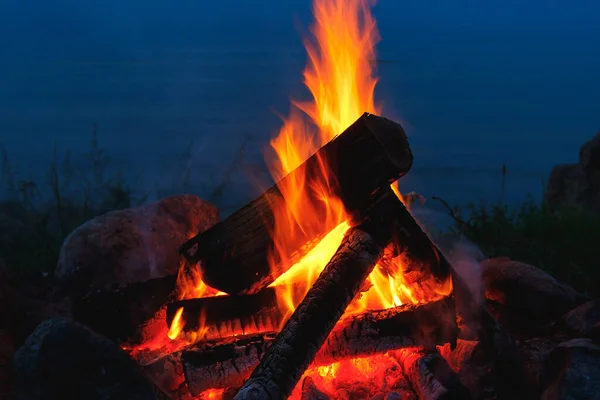 Primer Plano Una Fogata Brillantemente Ardiendo Por Noche Campamento Aire — Foto de Stock