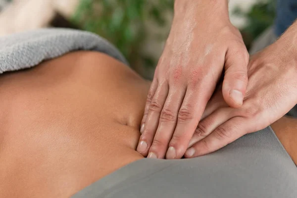 Primo Piano Delle Mani Dell Uomo Massaggiatore Durante Massaggio Allo — Foto Stock