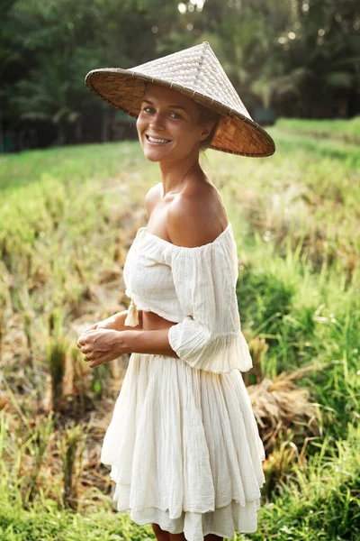 日落时分 稻田里穿着自然衣服头戴亚洲锥形帽子的快乐微笑的女人 — 图库照片