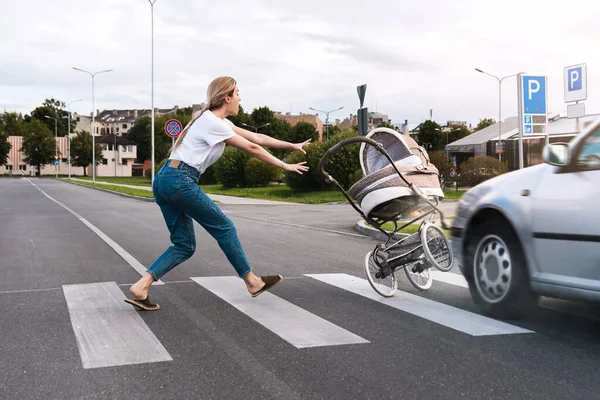 Auto Ongeluk Oversteekplaats Voertuig Raakt Kinderwagen Hoge Snelheid Begrippen Veiligheid — Stockfoto