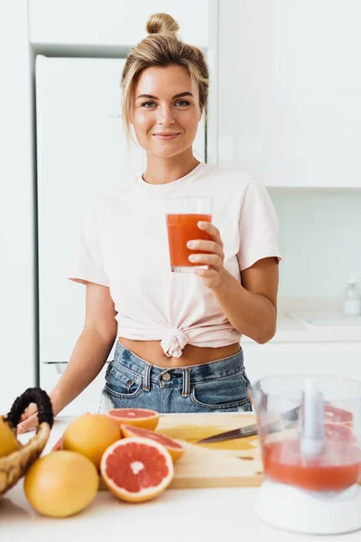 Young Woman Drinking Freshly Squeezed Homemade Grapefruit Juice White Kitchen — Stock Photo, Image