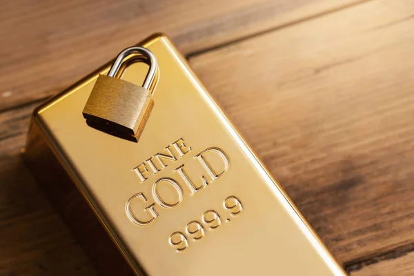 Closeup Shot Small Brass Padlock Large Shiny Gold Bar Concept — Stock Photo, Image