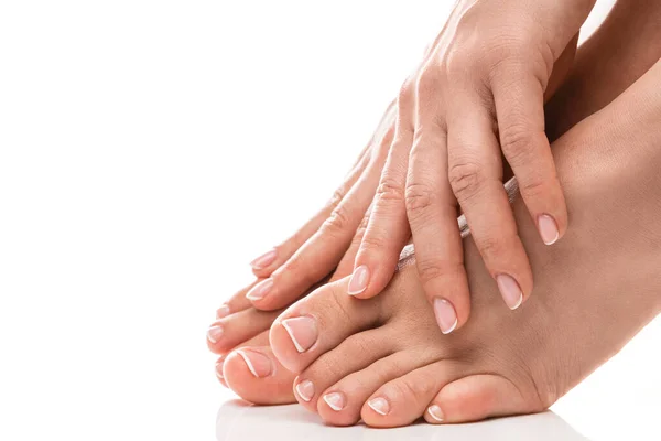 Detailní Záběr Ženských Nohou Rukou Měkkou Pletí Francouzskou Manikúrou Pedikúrou — Stock fotografie