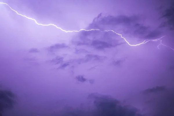 Achtergrond Van Lightning Beroerte Paarse Nachtelijke Hemel — Stockfoto