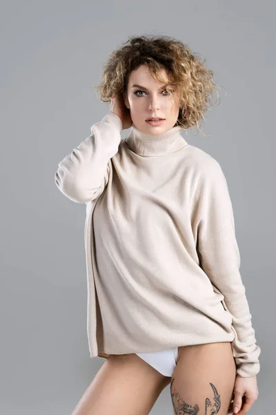 Portret Młodej Seksownej Kobiety Kręconymi Blond Włosami Ubranej Sweter Golfem — Zdjęcie stockowe