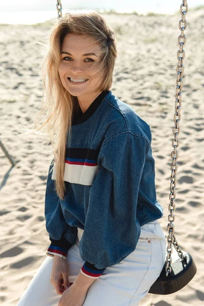 Молода Красива Жінка Сидить Гойдалках Посміхається Піщаному Пляжі — стокове фото