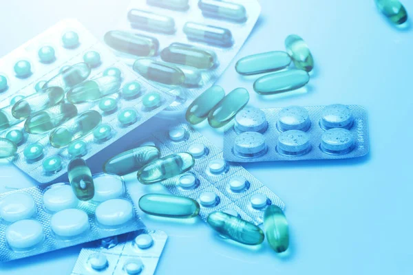 Primer Plano Diferentes Píldoras Cápsulas Luz Azul Médica —  Fotos de Stock