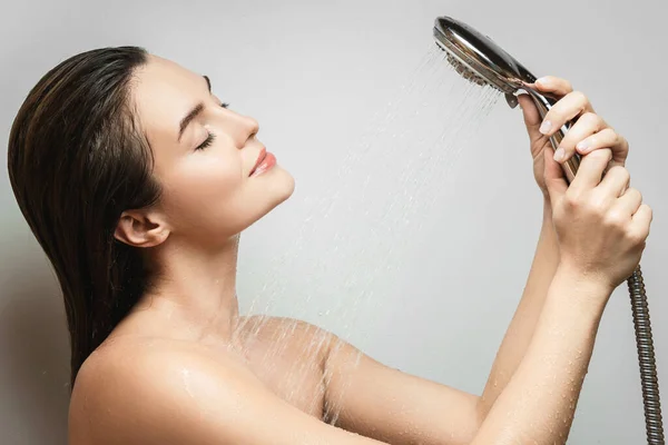 Mooie Sensuele Vrouw Wassen Onder Douche Spray — Stockfoto