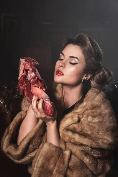 Provokantes Bild Einer Hinreißenden Frau Mit Pelzmantel Und Rohem Rindfleisch — Stockfoto