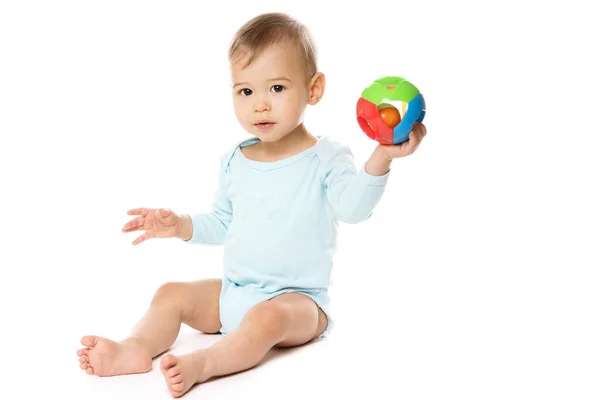 Adorabile Bambino Romper Seduto Giocare Con Giocattolo Plastica Sfondo Bianco — Foto Stock