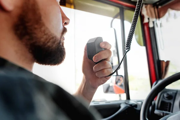 Manlig Lastbilschaufför Talar Med Radiosystem Sitt Fordon — Stockfoto