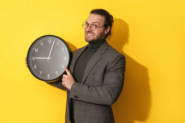 Hombre Barbudo Ansioso Con Gafas Sosteniendo Reloj Grande Sobre Fondo — Foto de Stock