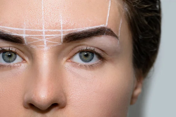 Mujer Joven Durante Procedimiento Profesional Mapeo Cejas Antes Del Maquillaje — Foto de Stock
