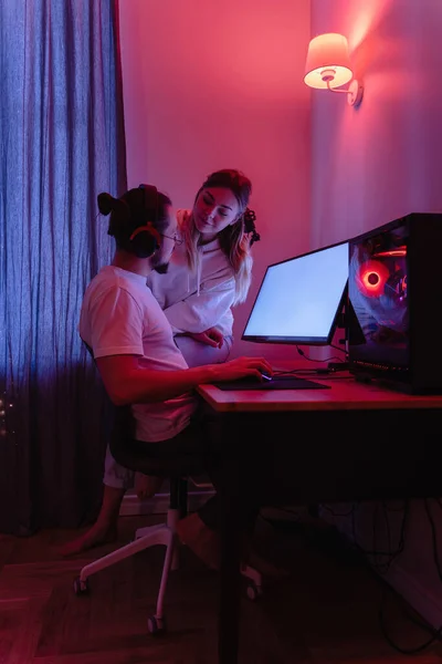 Jong Stel Kamer Met Neon Licht Zijn Met Behulp Van — Stockfoto