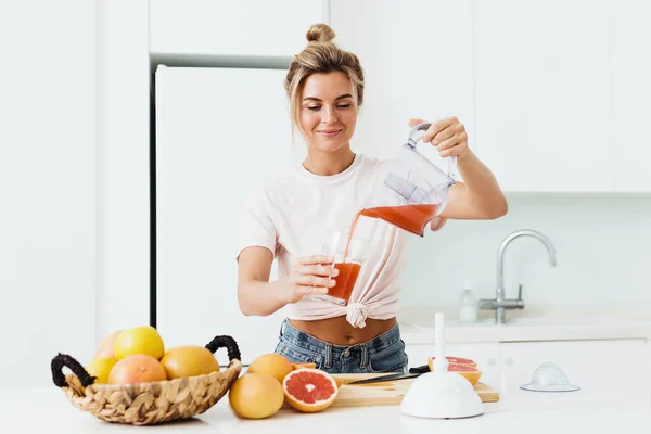 Young Woman Pouring Freshly Squeezed Homemade Grapefruit Juice Glass Modern — Stock Photo, Image