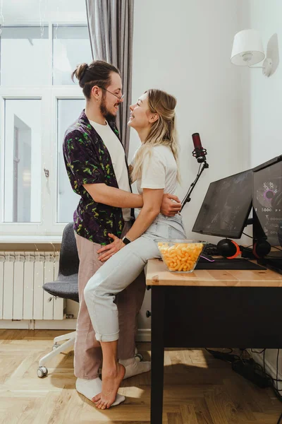 Junges Und Glückliches Paar Auf Dem Tisch Mit Gaming Hause — Stockfoto