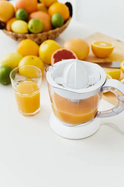 Glas Apelsinjuice Citrusjuice Och Olika Citrusfrukter Vitt Köksbord — Stockfoto